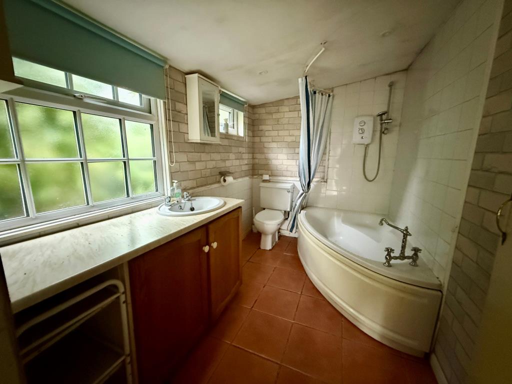 Lot: 138 - ATTRACTIVE COTTAGE WITH PERMISSION FOR LARGE EXTENSION - Bathroom with W.C.